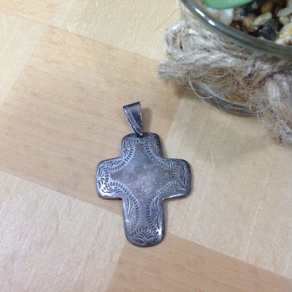 STERLING SILVER CROSS PENDANT - Picture 2 of 6